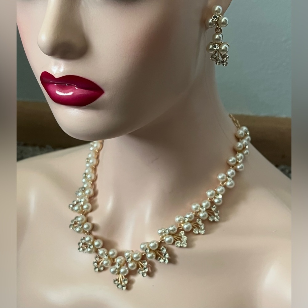Elegant Pearl and Gold Necklace and Earring Set